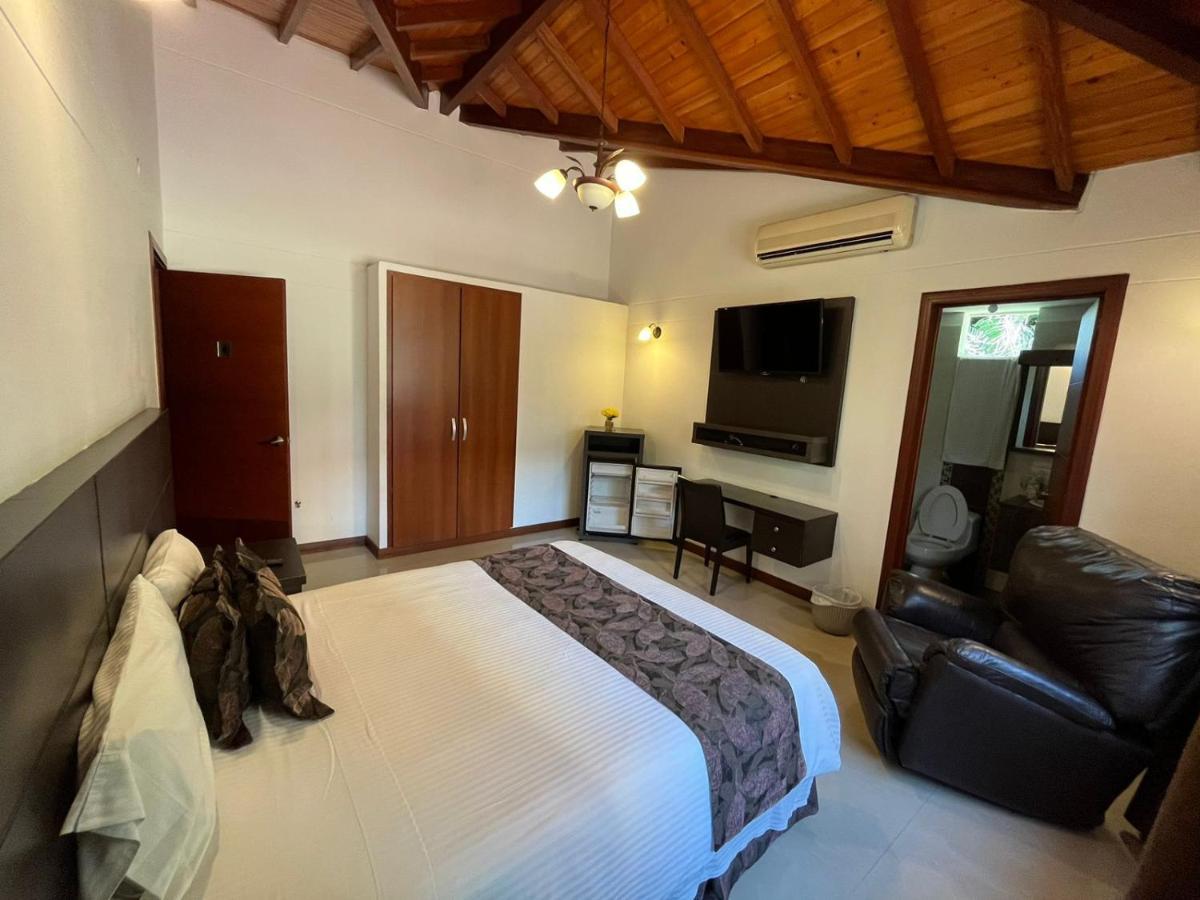 Serenity Suites Casa Boutique ブカラマンガ エクステリア 写真