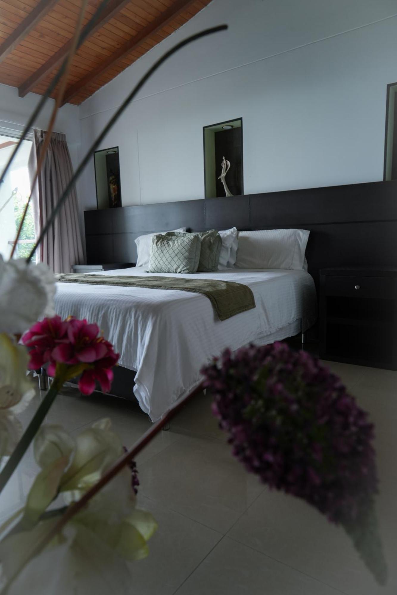 Serenity Suites Casa Boutique ブカラマンガ エクステリア 写真